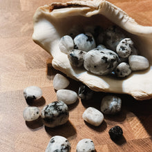 Load image into Gallery viewer, Moonstone Tumblestone