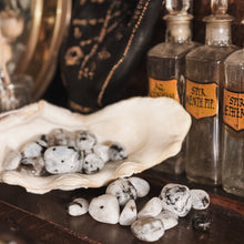 Load image into Gallery viewer, Moonstone Tumblestone