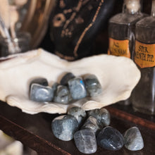 Load image into Gallery viewer, Labradorite Tumblestone