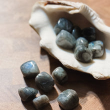 Load image into Gallery viewer, Labradorite Tumblestone